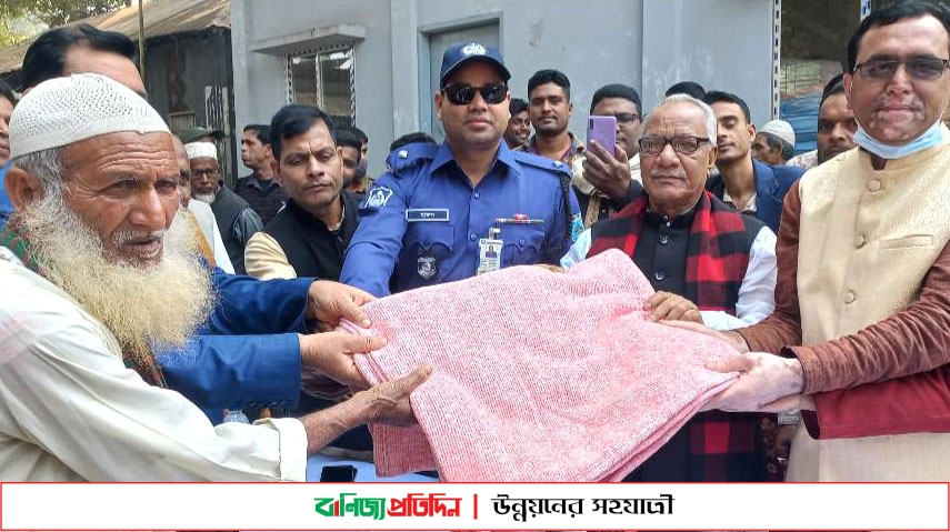 সিরাজগঞ্জের চরাঞ্চলে শীতার্ত মানুষের মাঝে কম্বল বিতরণ