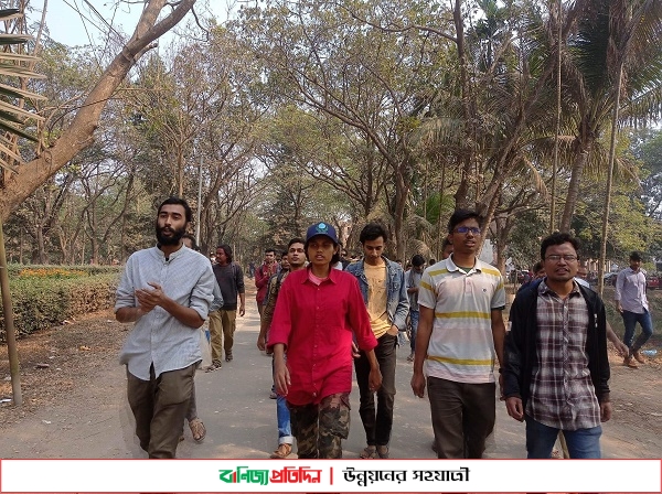 নিপীড়ক শিক্ষক জনি’র বিরুদ্ধে জাবিতে বিক্ষোভ