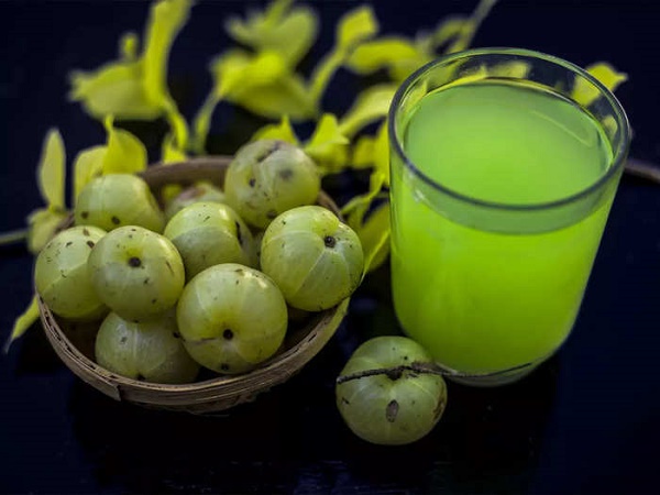 সকালে খালিপেটে আমলকী খেলে যেসব উপকার হয়