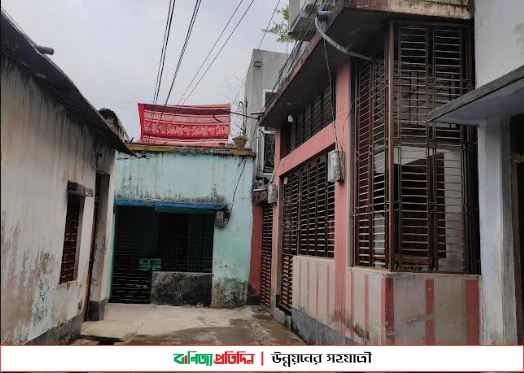 পৌরসভার রাস্তা দখল করে সিড়িঘর নির্মাণ, দুর্ভোগে প্রতিবেশীরা