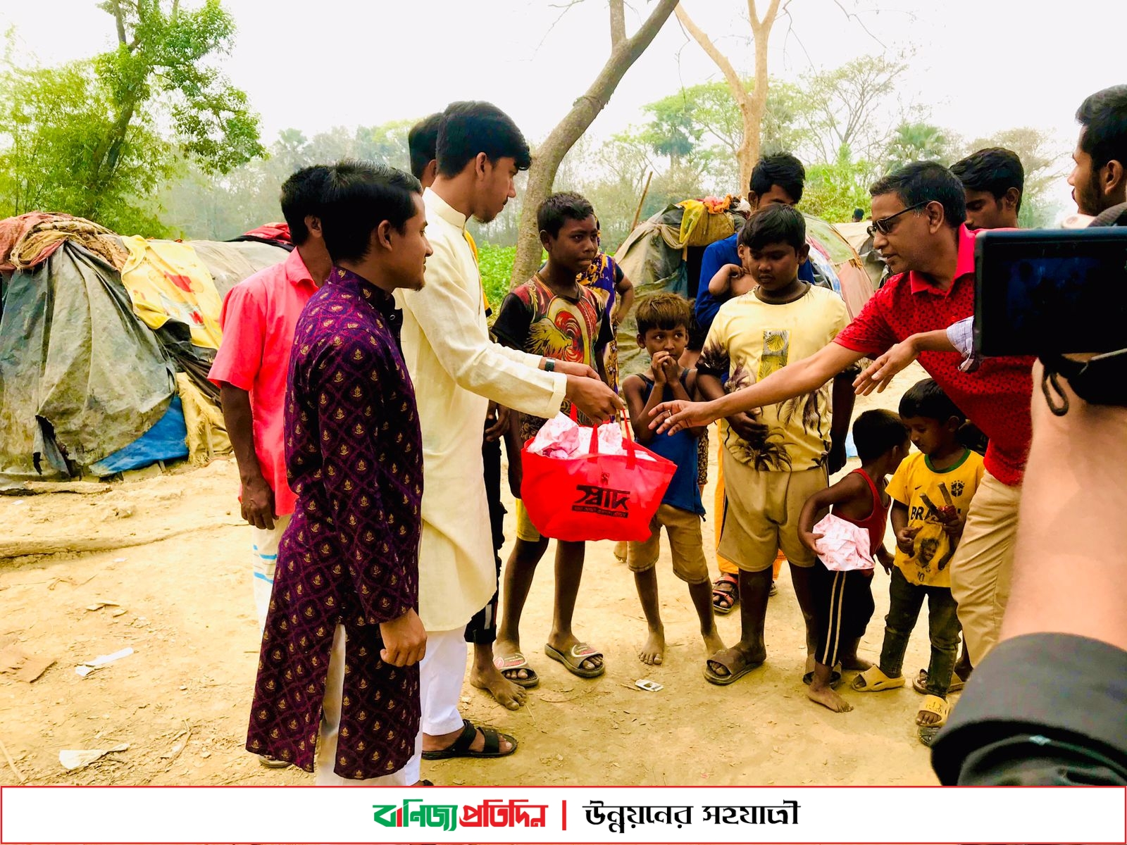 শিশু দিবসে আনোয়ারা সাংবাদিক সমিতির খাবার বিতরণ