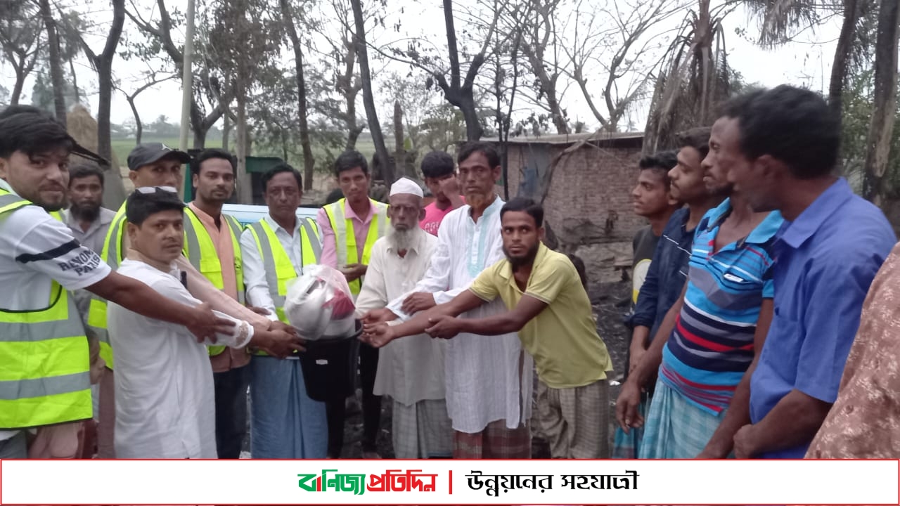 অগ্নিদুর্গত মানুষের পাশে এস.এম মানবিক ফাউন্ডেশন