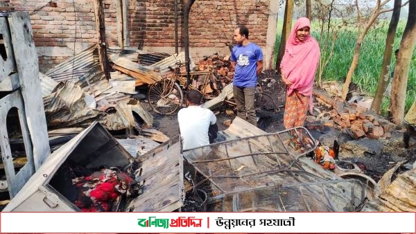 চিরিরবন্দরে আগুনে পুড়ে সয়সম্বল হারিয়ে নিঃস্ব তিন পরিবার