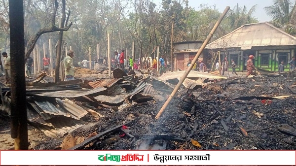 পিরোজপুরে ভয়াবহ অগ্নিকাণ্ড: ১০টি বসতঘর পুড়ে ছাই