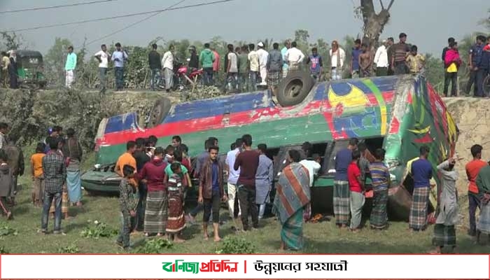 রংপুরে নিয়ন্ত্রণ হারিয়ে উল্টে গেল যাত্রীবাহী বাস, নিহত ২