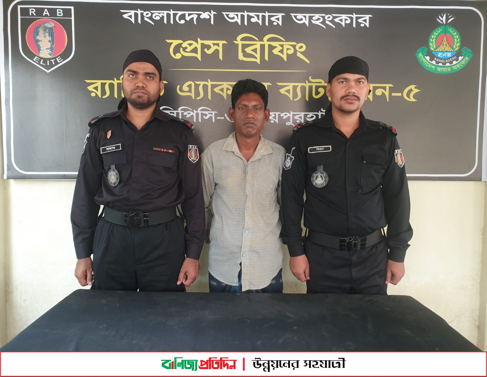 নওগাঁয় আগ্নেয়াস্ত্র ও গোলাবারুদসহ ডাকাত গ্রেপ্তার