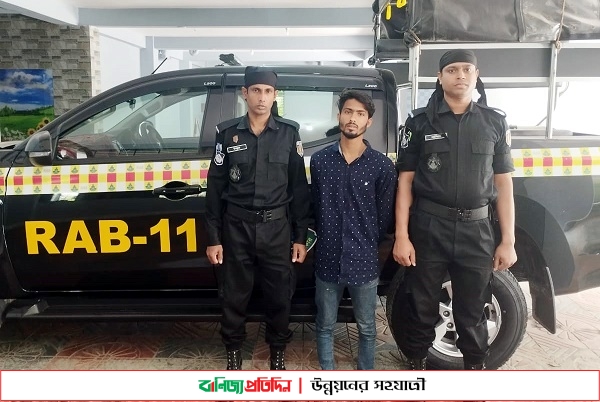 নোয়াখালীতে র‌্যাবের অভিযানে অস্ত্র, গুলি ও ককটেলসহ গ্রেপ্তার-১