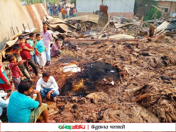 পাটের গুদামে আগুন