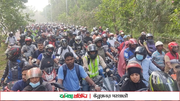 বঙ্গবন্ধু সেতু টোল প্লাজায় মোটরসাইকেলের দীর্ঘ লাইন