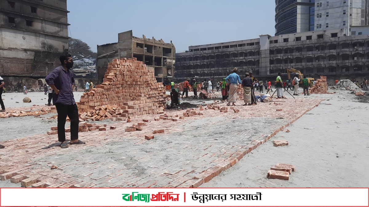 চৌকি বিছিয়ে ব্যবসা করার জন্য প্রস্তুত হচ্ছে বঙ্গবাজার