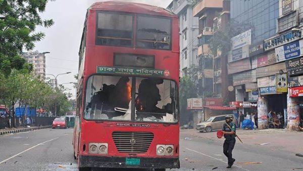 সায়েন্সল্যাবে বিএনপি ও পুলিশের ধাওয়া-পালটাধাওয়া, গাড়ি ভাঙচুর অগ্নিসংযোগ