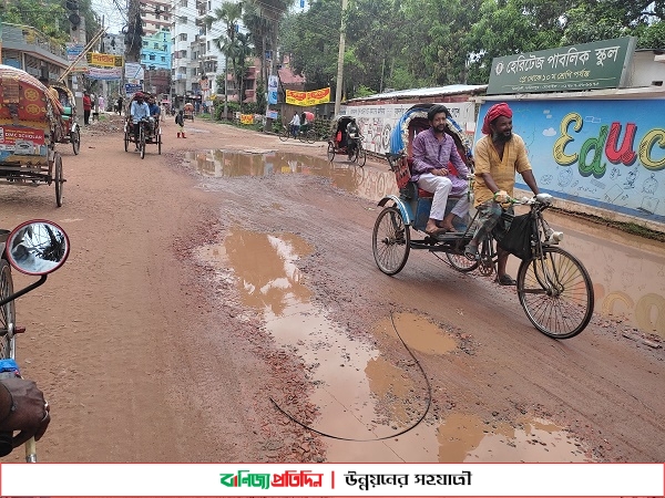 ফরিদপুরে রাস্তার সংস্কার কাজ ৬ মাস ধরে বন্ধ