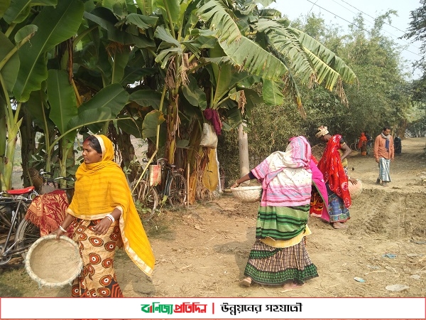 শ্রমিকদের বসিয়ে রেখে ট্রাক্টর দিয়ে মাটি ভরাটের অভিযোগ