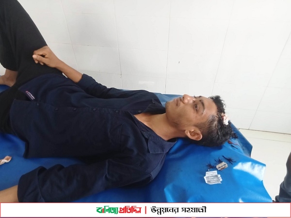 স্কুলে যাওয়ার সময় শিক্ষার্থীকে কুপিয়ে জখম করলো দুর্বৃত্তরা