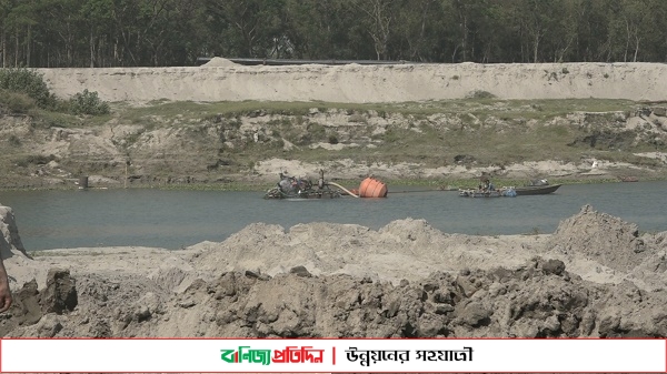 ব্রহ্মপুত্র নদ থেকে অবৈধভাবে বালু উত্তোলন