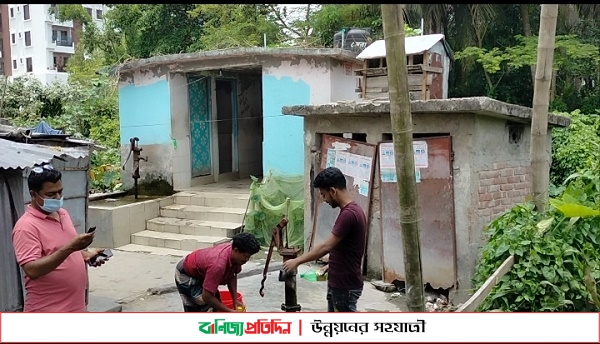 গন টয়লেটে রাস্তা দখলের চেষ্টা উচ্ছেদ করল জনতা