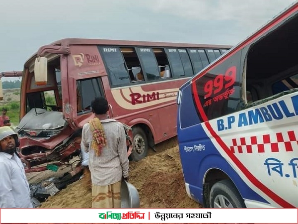 বাস-অ্যাম্বুলেন্স মুখোমুখি সংঘর্ষে নিহত ৩