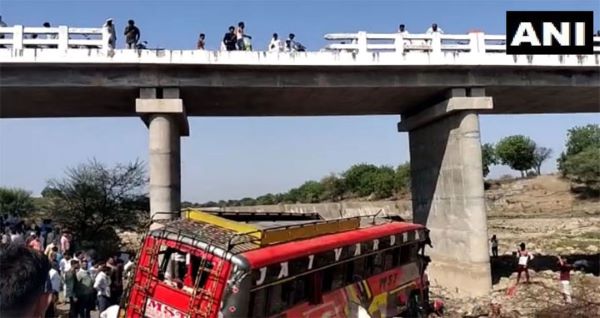 ভারতে সেতুর রেলিং ভেঙে বাস নিচে পড়ে নিহত ১৫