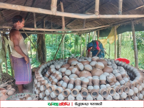 ক্রেতা সংকটে মৃৎ শিল্প, পৃষ্ঠপোষকতার অভাবে অস্তিত্ব হারাচ্ছে শিল্পী