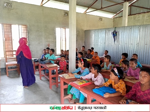 অস্থায়ী স্কুলে পড়ছেন অর্ধশত শিক্ষার্থী, সরকারী করণের দাবি স্থানীয়দের