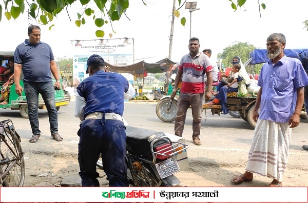 ট্রাফিক পুলিশের ধাক্কায় রাস্তায় পড়ে আহত মোটরসাইকেল আরোহী