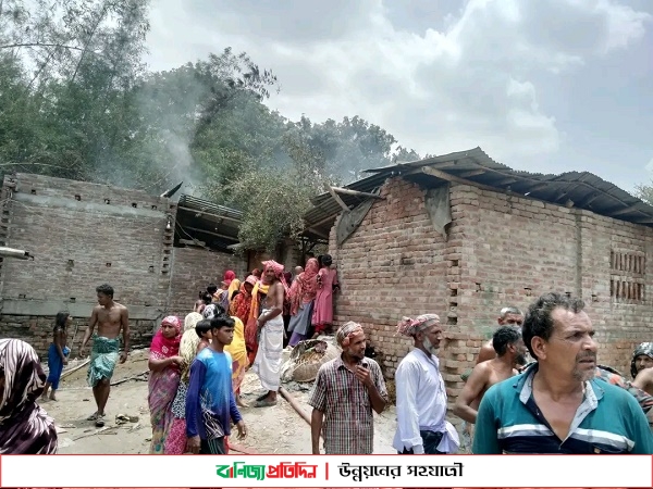 রান্নাঘরের আগুনে পুড়ল ১০টি ঘর, ২০ লাখ টাকার ক্ষয়ক্ষতি