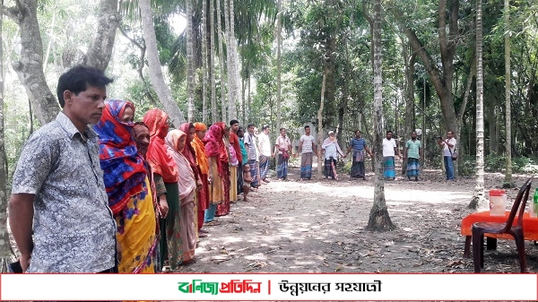 বাড়িঘর ভাঙচুর ও টাকা ছিনতাইয়ের ঘটনায় দোষীদের গ্রেফতার দাবিতে মানববন্ধন