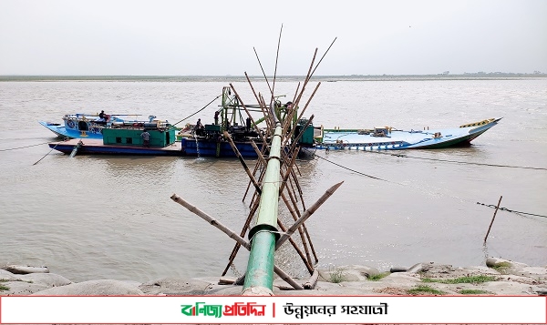 যমুনা নদীতে বাড়ছে পানি: বালু আনলোড ড্রেজারে ধ্বসে পড়ছে গাইড বাঁধ