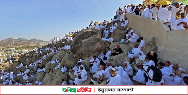 হাজীদের বিনয়ী ধ্বনিতে মুখর আরাফাত ময়দান