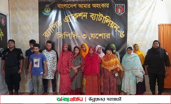 র‌্যাবের অভিযানে বিপুল পরিমাণ ভারতীয় পণ্যসহ চোরাকারবারি আটক