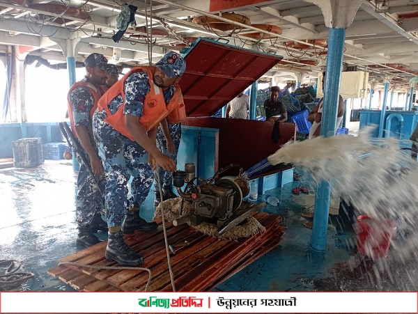 মাঝ নদীতে লঞ্চে ফাটল, কোস্টগার্ডের সহযোগিতায় ১৫০ যাত্রী উদ্ধার