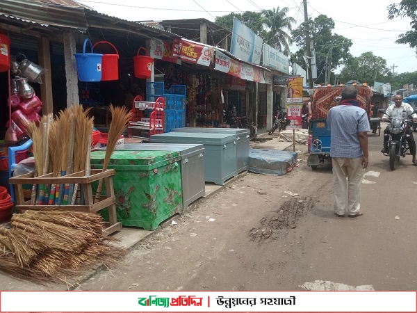 সড়কের দু’পাশ দখল, ফুটপাতে হাঁটার সুযোগ নেই পথচারীর