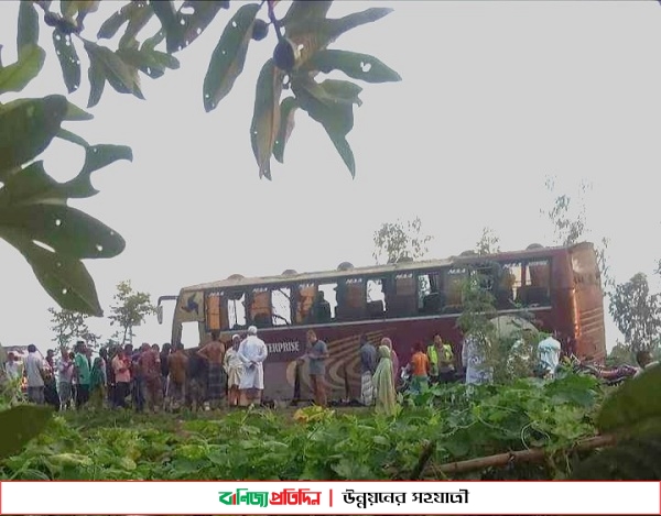 নবাবগঞ্জে সড়ক দুর্ঘটনায় ঘটনাস্থলেই নিহত ২ জন