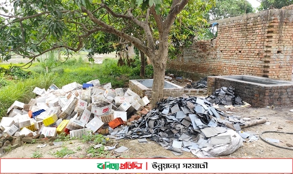 ফসলী জমিতে রাতের অন্ধকারে পুরাতন ব্যাটারি পুড়িয়ে তৈরি হচ্ছে সীসা