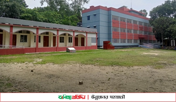 প্রভাষক স্ত্রীর পরিবর্তে হাজিরা খাতায় স্বামীর স্বাক্ষর, অধ্যক্ষ জানালেন ‘মাতৃত্বকালীন ছুটি’