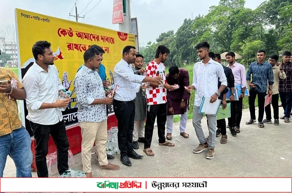 পরীক্ষার হলে ঢুকতেই কলম ও পানির বোতল পেল শিক্ষার্থীরা