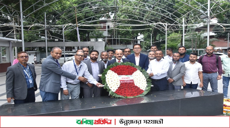 বঙ্গবন্ধুর প্রতিকৃতিতে ডিএসই’র এমডি’র শ্রদ্ধা