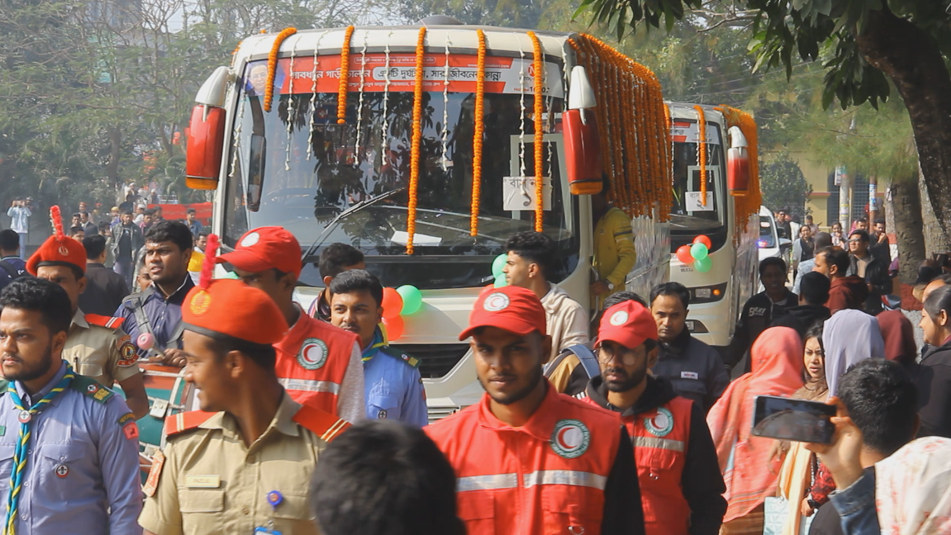 পাবনায় রাষ্ট্রপতির দুটি বাস উপহার পেল সরকারি এডওয়ার্ড কলেজ শিক্ষার্থীরা