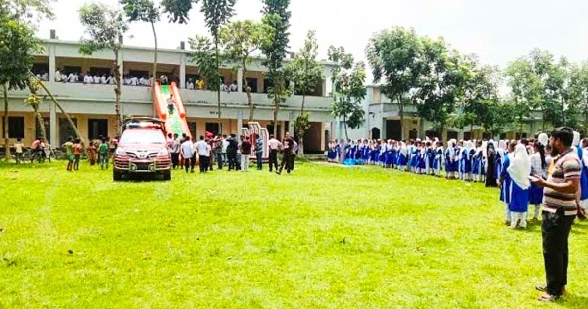 হিজাব না পরায় ছাত্রীদের চুল কেটে দিলেন শিক্ষিকা