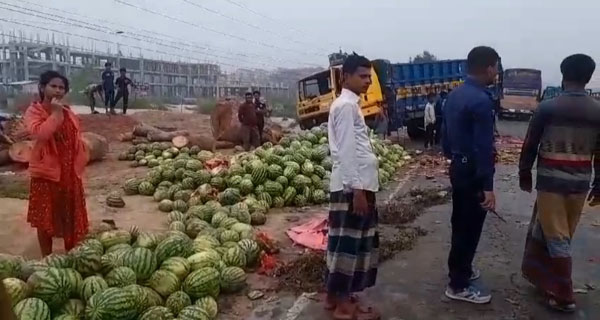 ভাঙ্গায় তরমুজ বোঝাই ট্রাক খাদে, আহত ২