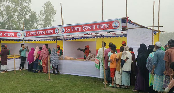 মুন্সিগঞ্জে ১০ টাকায় মিলছে ইফতারির আট পণ্য