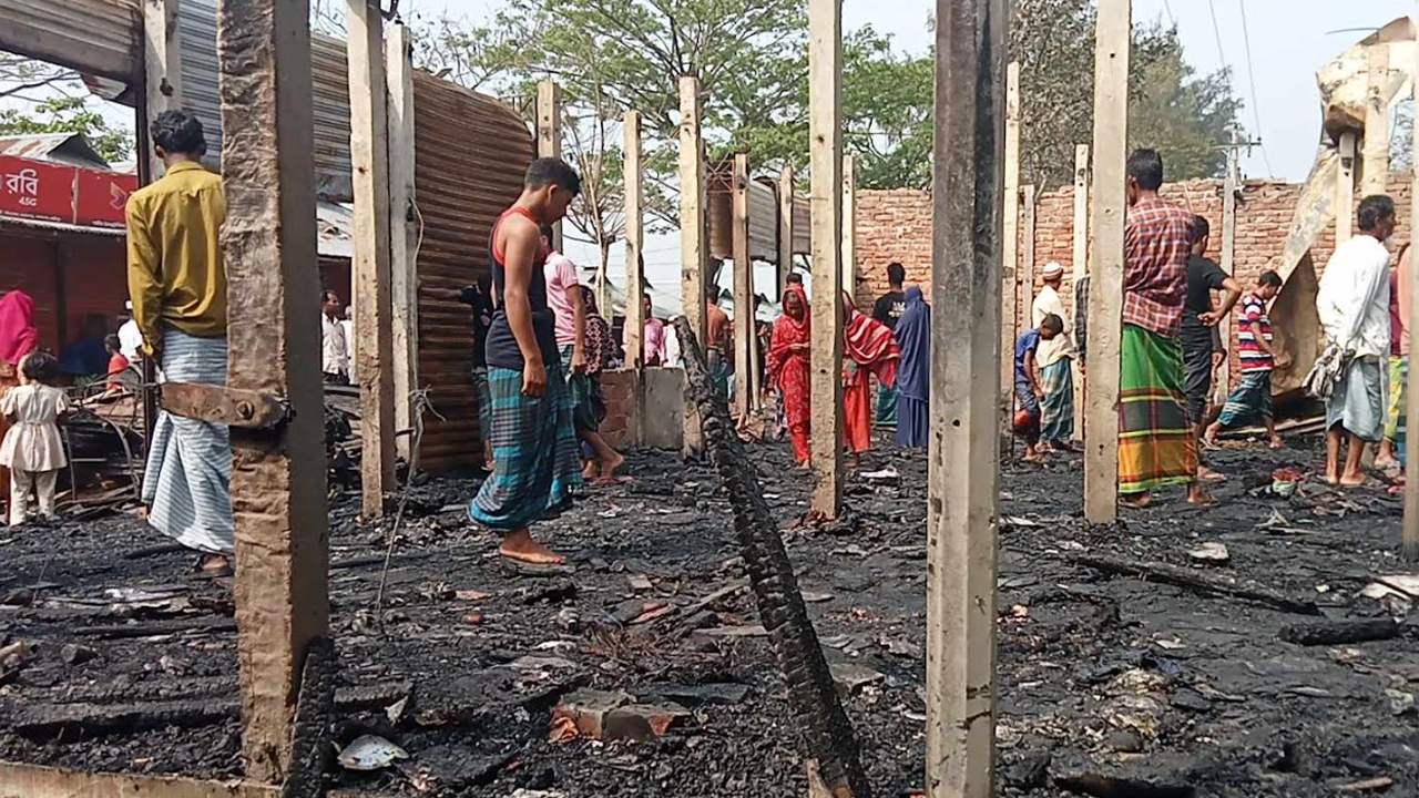 লক্ষ্মীপুরে অগ্নিকাণ্ডে ৮ দোকান পুড়ে কোটি টাকার ক্ষতি