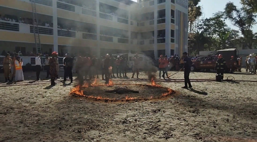 ফরিদপুরে বর্ণাঢ্য র‌্যালি ও ফায়ার সার্ভিসের মহড়া