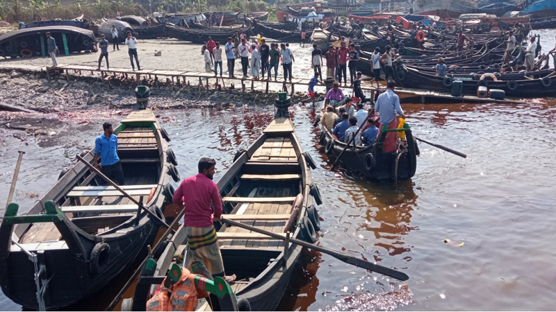 কর্ণফুলী নদীতে পোড়া চিনি, মরছে মাছ