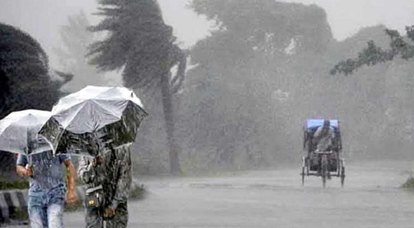 তিন বিভাগে ভারী বৃষ্টির আভাস, ভূমিধসের শঙ্কা