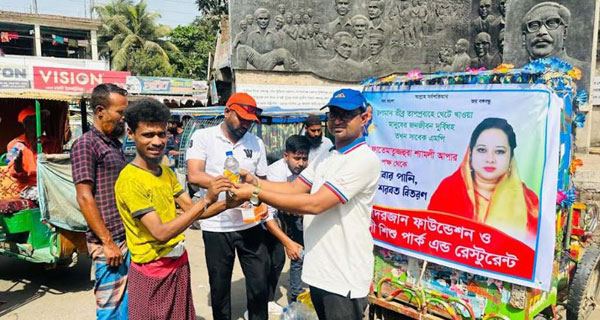 তীব্র তাপপ্রবাহে পথচারীদের শীতল পানি ও স্যালাইন বিতরণ