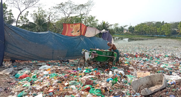 বাগেরহাট পৌরসভার ময়লায় অতিষ্ঠ মাঝিডাঙ্গা এলাকার বাসিন্দারা