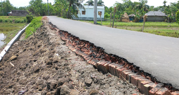 মাস না যে‌তেই পৌনে দু’কোটি টাকা ব্যয়ে নির্মিত সড়কে ধ্বস