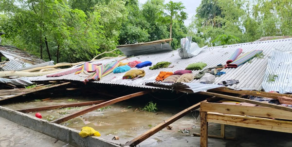 লালমনিরহাটে ঝড়ে লন্ডভন্ড বসতবাড়ি ও শিক্ষা প্রতিষ্ঠান