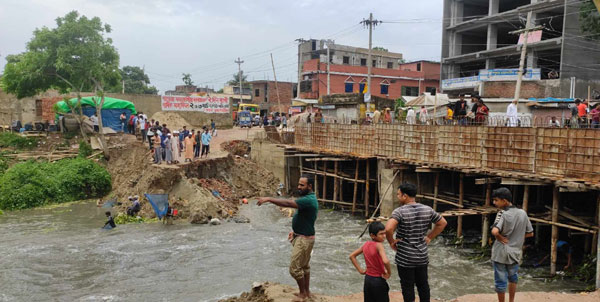 পানির স্রোতে আখাউড়ায় বিকল্প সড়ক ভেঙ্গে যান চলাচল বন্ধ